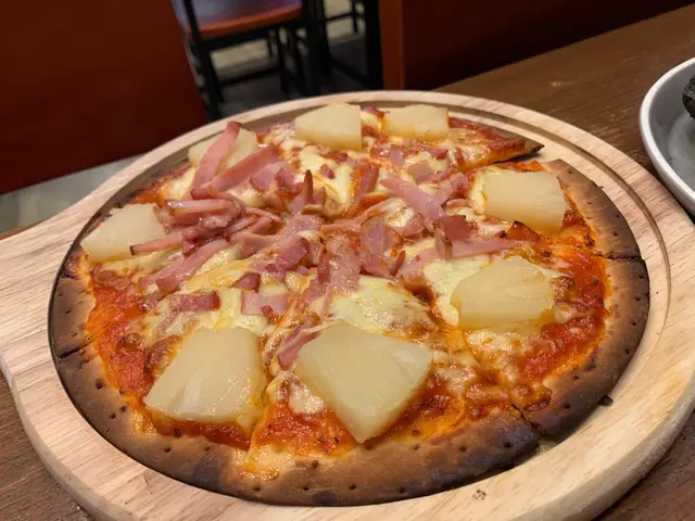 夏威夷風情薄餅$102，個餅底意外驚喜好脆，好香口，又多料，推介，好味！！