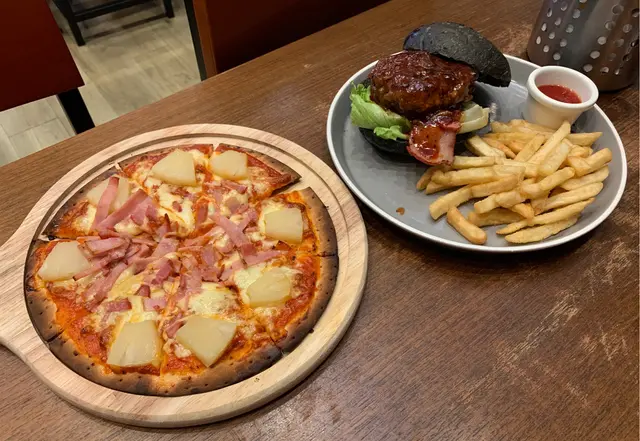 夏威夷風情薄餅$102，個餅底意外驚喜好脆，好香口，又多料，推介，好味！！