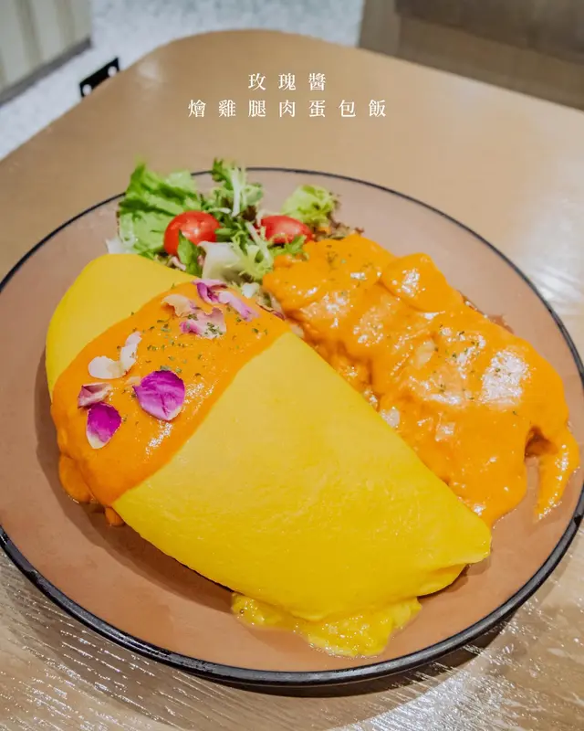 玫瑰醬燴雞腿肉蛋包飯