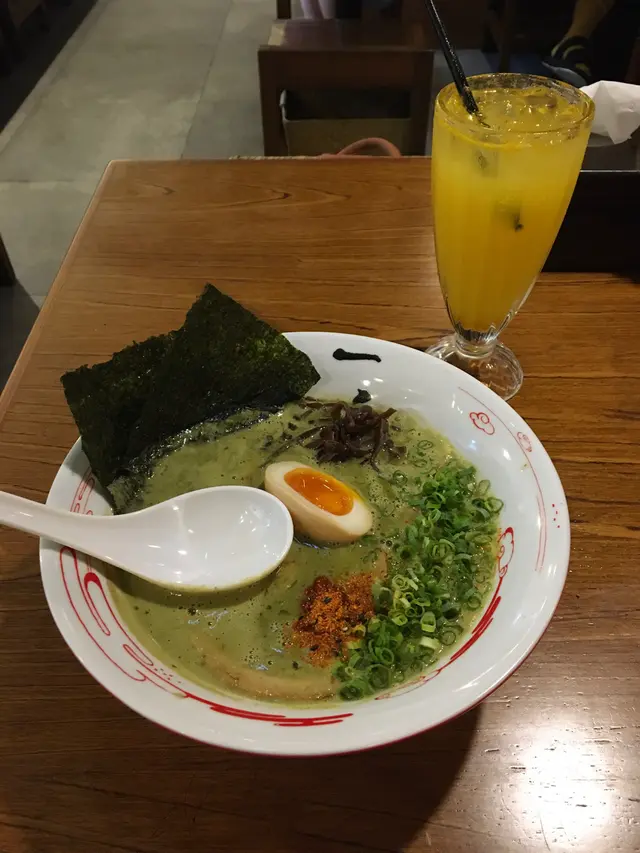 香菜叉燒拉麵，芒果菠蘿乳酸梳打