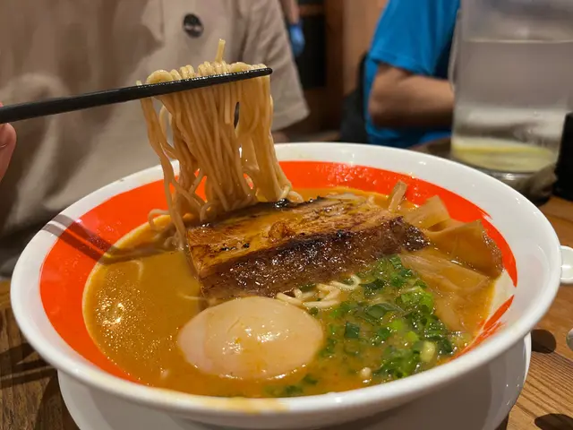 辛辣炙燒豚肉味玉拉麵