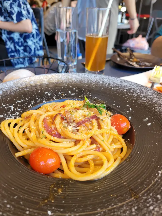 意式煙肉蕃茄醬羊芝士飲管意粉