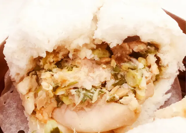 個包好大個.餡料特別多.有雞蛋/雞肉/菜/筍絲/豬肉.好好味.啖啖肉..冇得輸！正😋👍