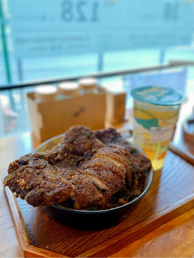 那個滷排骨便當