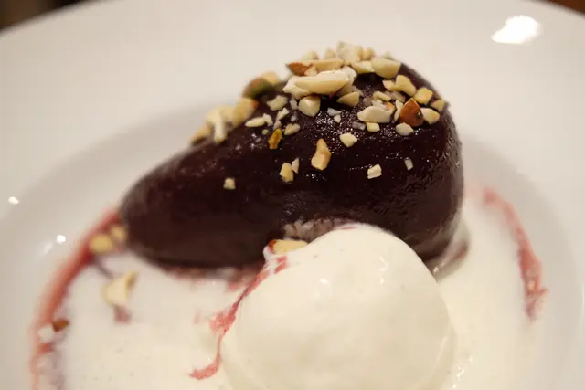 如果咁多樣餸菜,最難忘真係呢一個甜品,個酸度同甜度都啱啱好,配埋個雪糕食好夾