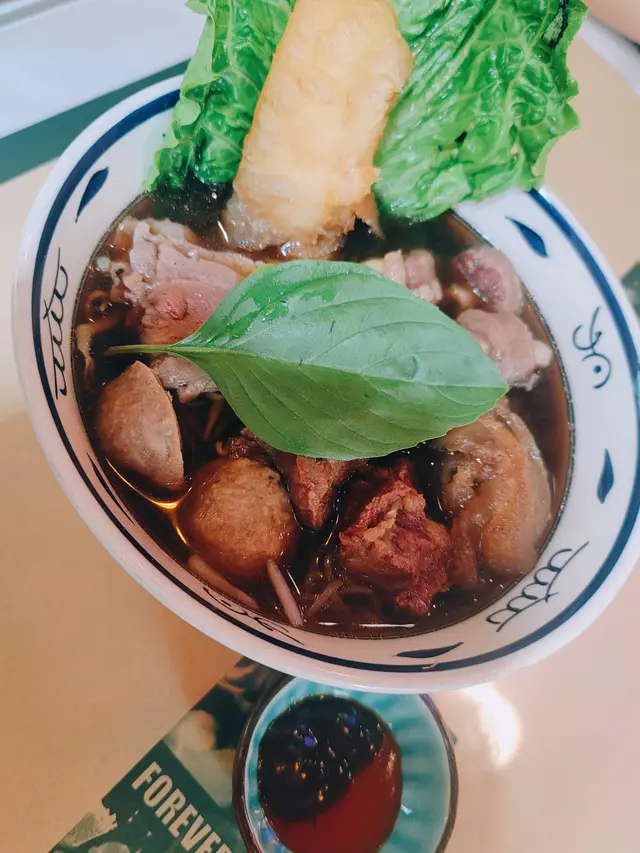 香濃的牛骨湯底，飲落順口足料配搭，粉亦幼身爽滑，配菜有牛丸、牛肉、牛筋等，軟腍入味，特別之處係個油炸鬼，中越配搭，口感豐富，味道好。