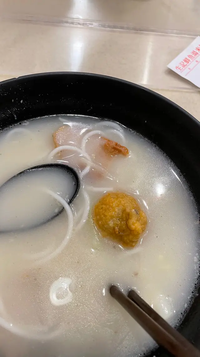豬頸肉魚湯米線