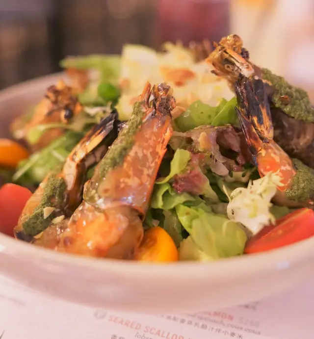 香草牛油燒大蝦配青蘋果沙律