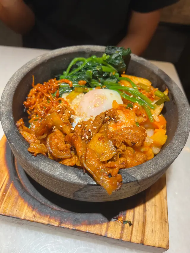 溫泉蛋豚肉石頭鍋珍珠飯