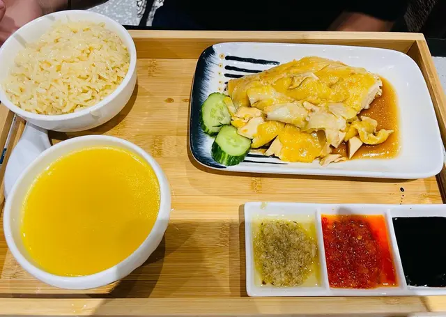 依間海南雞都唔錯，好多件雞，湯又濃，咖哩牛腩飯都唔錯，好有椰香味