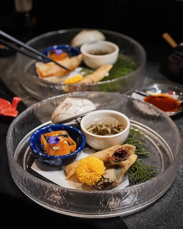 日山和牛春卷、紅酒啫喱、海髮菜