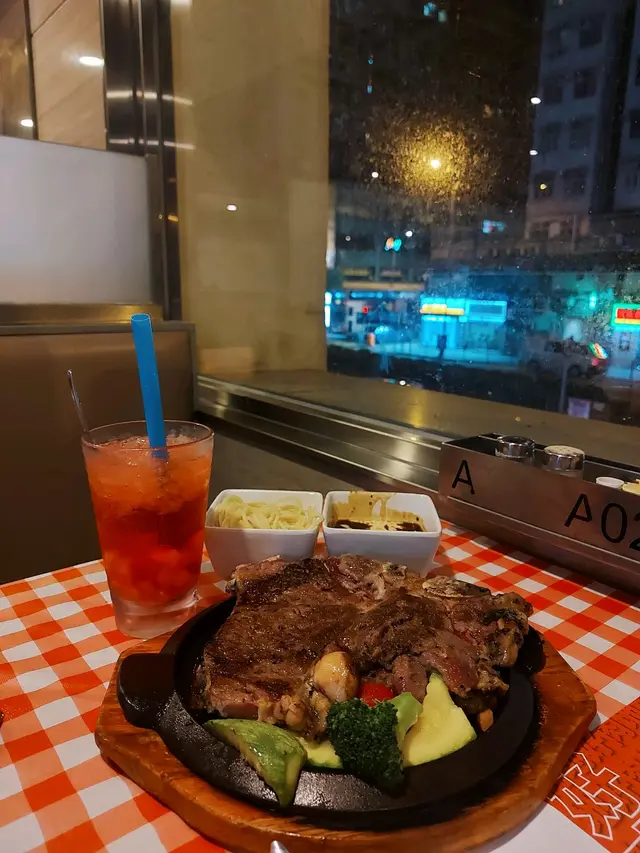 鐵板鮮忌廉淡黑椒汁T骨牛魔王