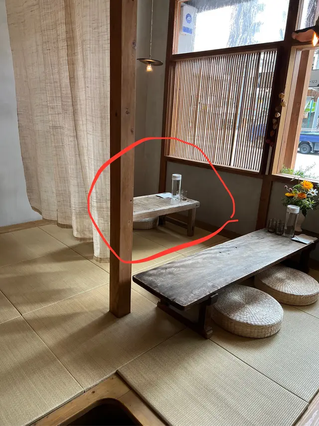 訂位兩人，11:30第一組客人到，只能坐這個角落位，並排坐無法對坐，後到的客人都是兩人，卻可以坐其他寬敞位，店家心態可疑