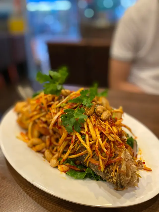 泰式芒果絲脆炸鱸魚