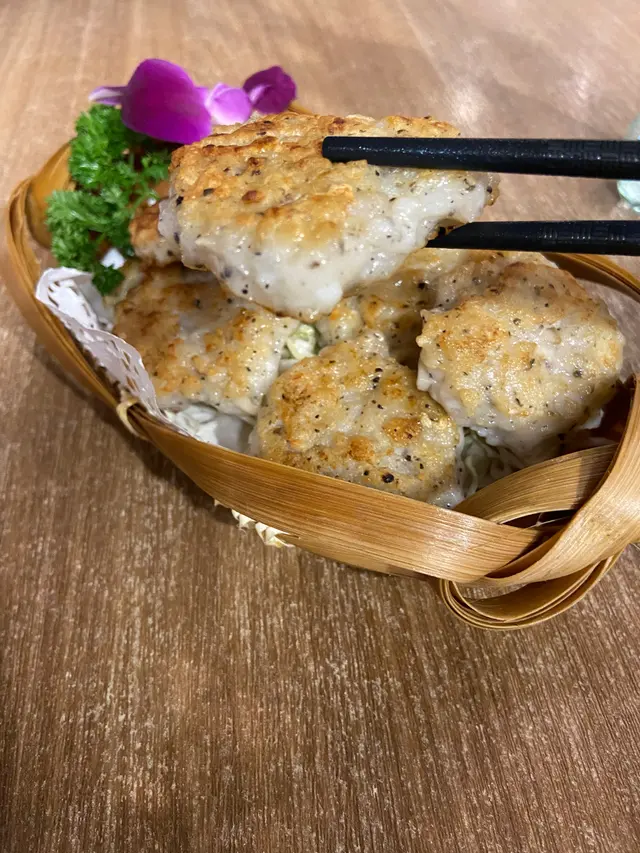 香煎黑松露手打蓮藕墨魚餅