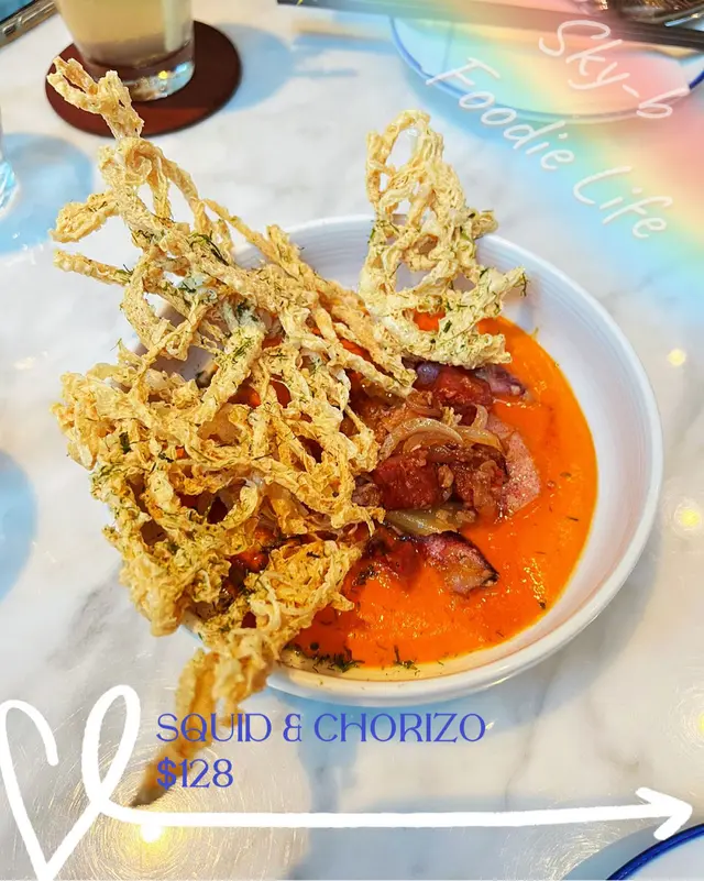 好靚，炸得金黃色既係炸腐皮，好香脆，香口，再沾一沾個醬汁，酸酸甜甜，好開胃