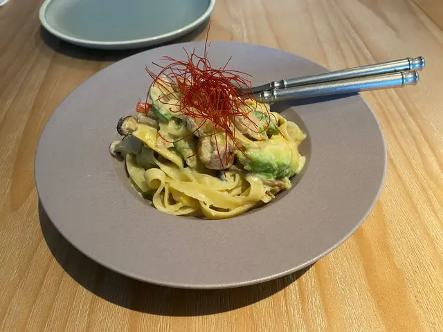 牛油果忌廉汁燒雞肉寬條麵