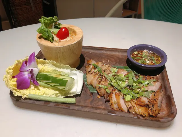 燒豬頸肉配青木瓜沙律