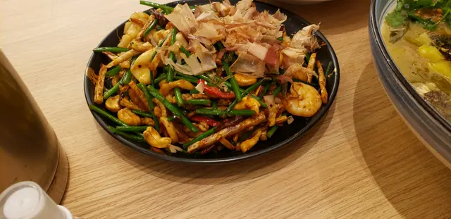 佢嘅小炒王加了啲芋頭絲令到整碟都好脆囗，同外面食有少少唔同