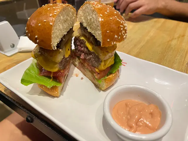 大烤菇芝士牛肉漢堡+菠蘿