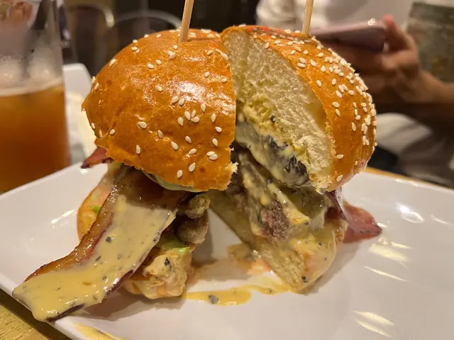 黑松露芝士大烤菇煙肉牛肉漢堡