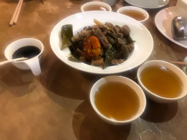 原盅燉龍脷葉青橄欖金桔黑毛豬豚肉湯