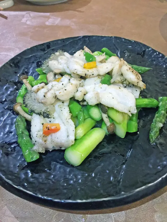 黑松露醬炒花尾躉斑球配鮮露筍