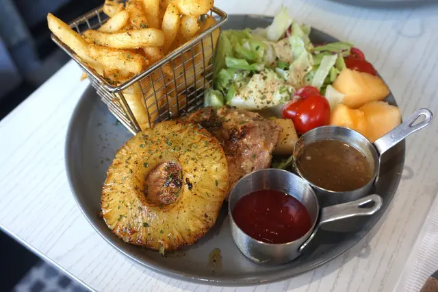 招牌燒菠蘿肯瓊香料香煎豬扒配薯菜