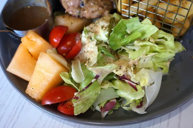 招牌燒菠蘿肯瓊香料香煎豬扒配薯菜