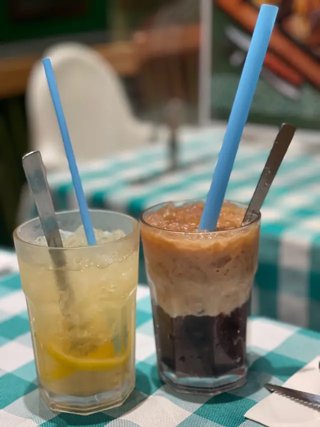 奶茶紅豆冰配檸檬香桃烏龍茶