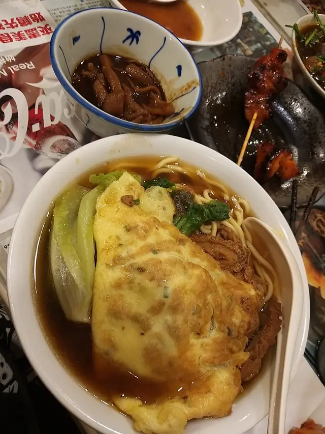 鹵水大腸+蠔仔煎蛋+辣味魷魚+油麵配腩汁