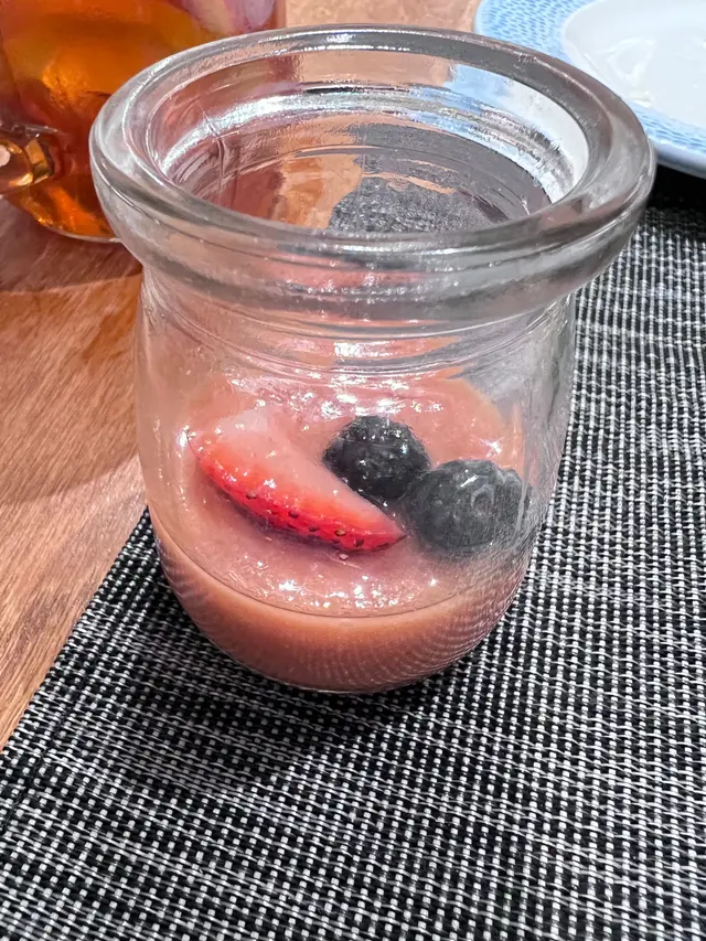 藍莓好酸,但整體幾好食。不過佢細細杯,有啲難整出嚟