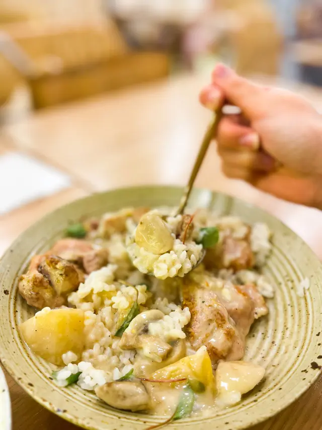 蒜香法式奶油蘑菇燴雞肉配日式珍珠飯