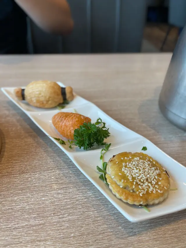 蘿蔔絲酥餅、咸水角、香芒叉燒酥