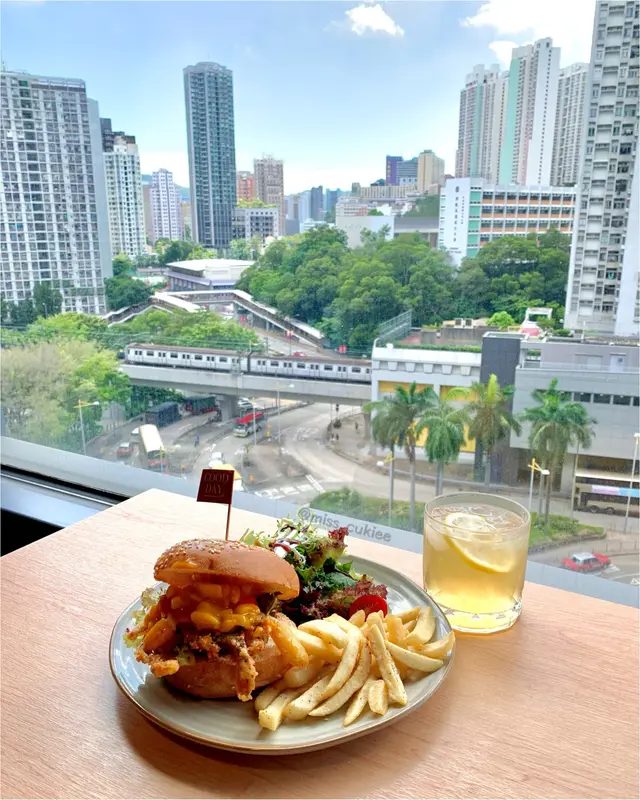 酥炸軟殼蟹芒果莎莎醬漢堡配薯條和黑醋沙律