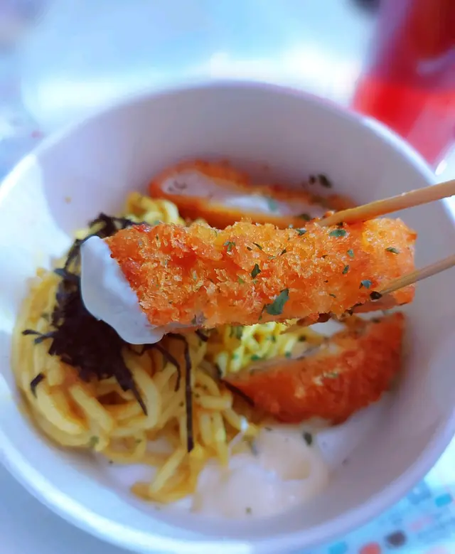 過隱咖哩汁吉列豬扒魚麵