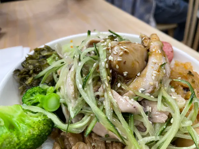 #手撕雞便當 👅8/10 $65 唔係講笑 好大碗 食到我 飽死了 個碗極闊🤣🤣🤣 不過個碗個底唔係好深 no worry😂 碗飯有好多配料 青瓜 花生 台腸 西蘭花 菜甫 酸菜 鵪鶉蛋 肉 (sorry唔識分咩肉)(係好食嘅) 堅豐富 每樣野比少少你 成碗野好colourful 搞到我覺得好似$65都唔係好貴姐🤣 而且啲手撕雞都幾多🥹 幾足料架😍 . 味道👅: 8/10 賣相👀:9/10 扺食💰:7.5/10 .