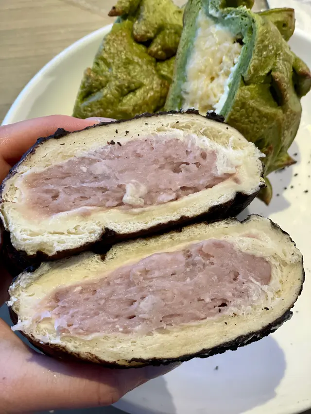 芋泥包  芋泥量很足！包體不算特別鬆軟。但都ok！