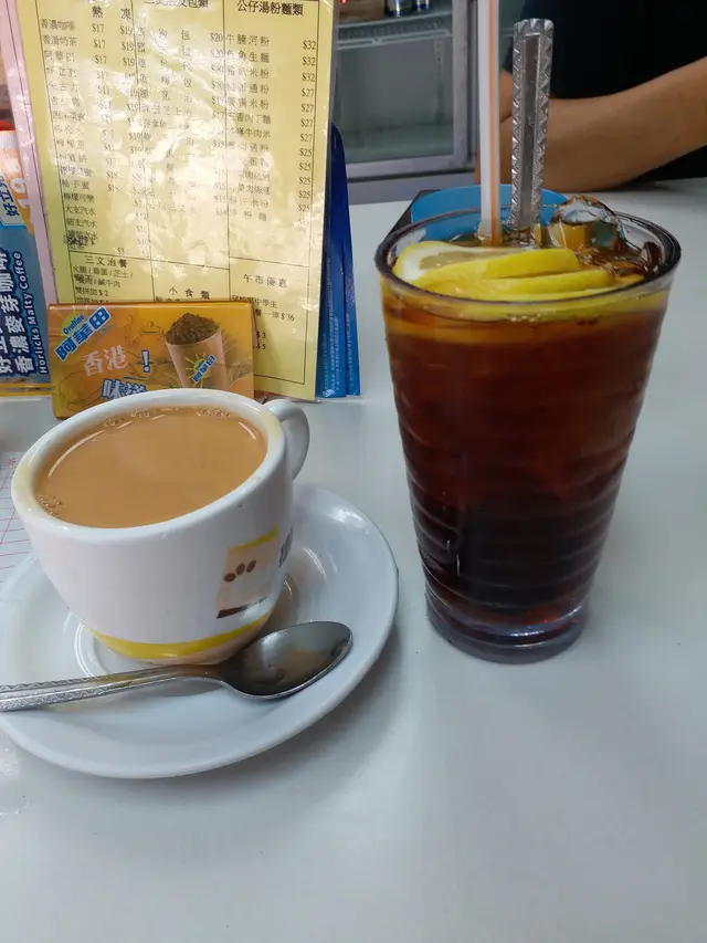 熱奶茶同凍檸茶