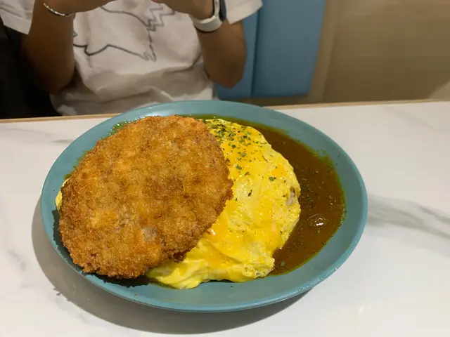 芝士漢堡扒蛋包飯（咖哩汁）