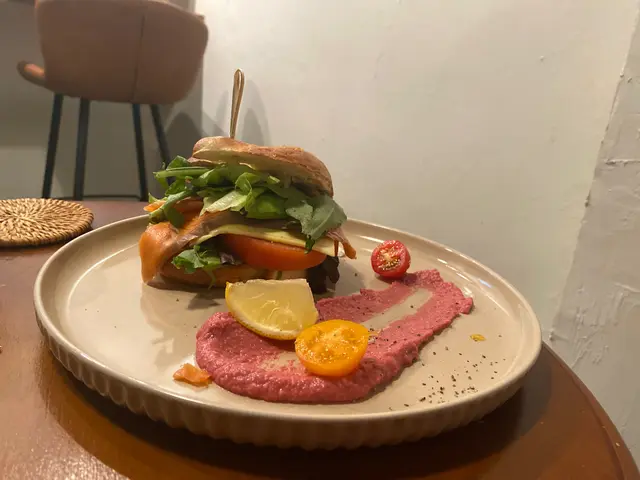 Smoked salmon & Feta cheese bagel