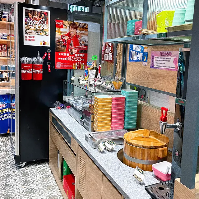 飲品有罐裝、樽裝、枝裝、杯裝,仲有佢哋自家製飲品🥤 甜品嘅部份就可以自由搭配