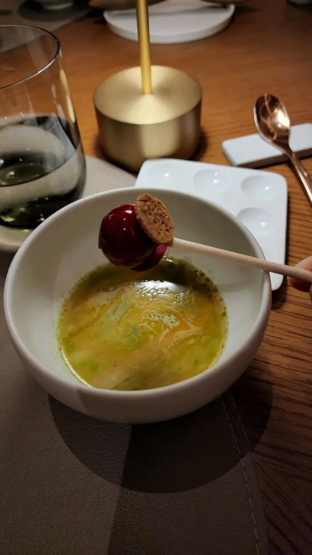 黑松露蘑菇奶凍配鵝肝棒棒糖