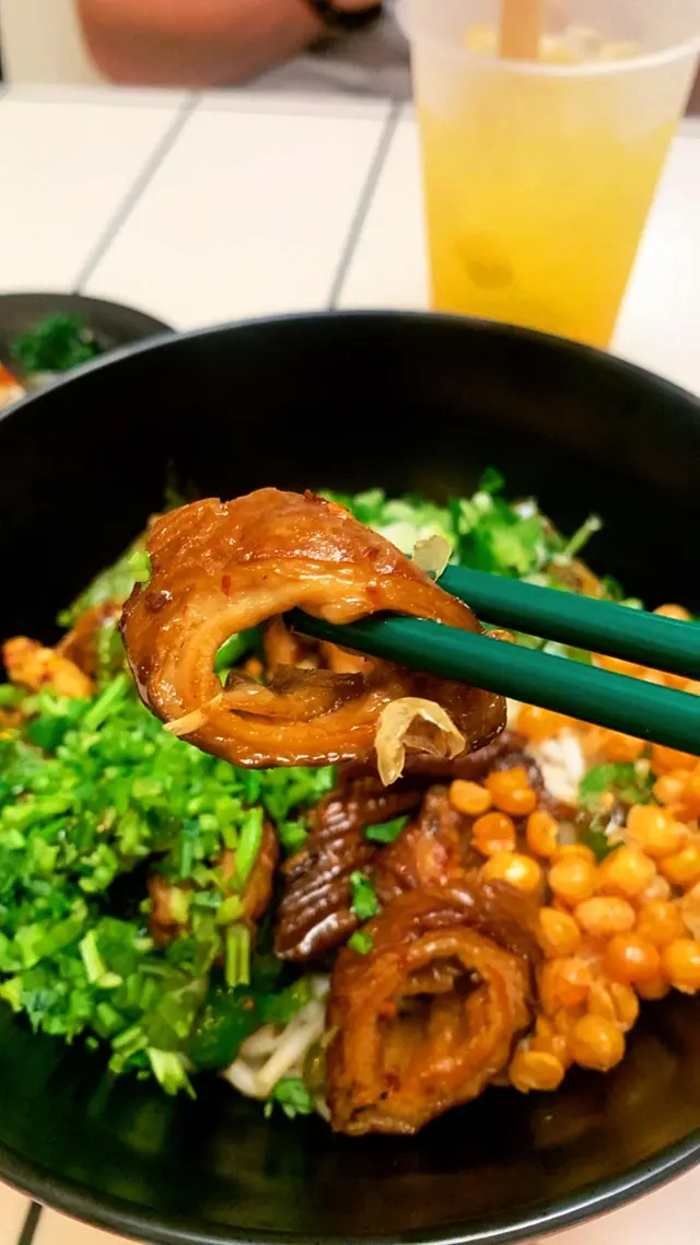 火爆肥腸拌米線