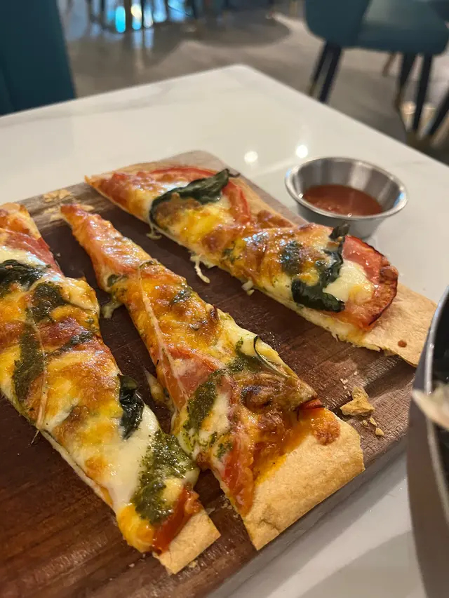 蕃茄羅勒水牛芝士薄餅