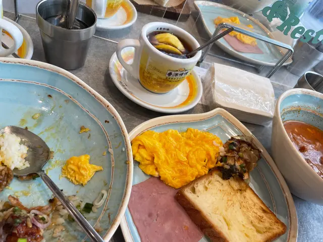 四個茶餐迫爆半張卡位枱