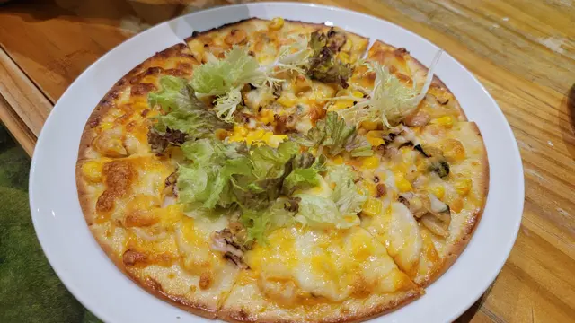 好足料，材料鋪滿整個薄餅，加上千島醬同芝士，配合一流，薄餅表面焦香，批邊非常脆口，口感豐富 。