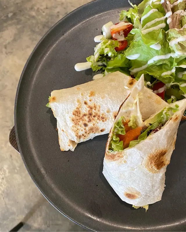 牛油果煙三文魚墨西哥卷配田園沙律