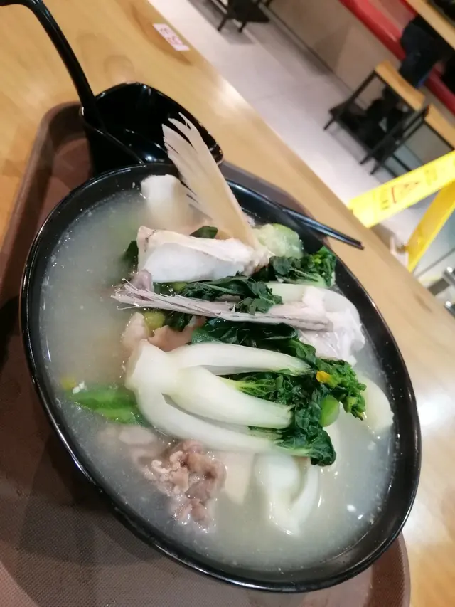 🍜一大碗，即叫即滾♨️，
🍜大湯碗裝餸， 🍚（飯/米線/烏冬）會 另一個碗裝 。
因為我食完一大碗餸菜 已經飽到上心口😋😋， 所以冇叫到🍚🍚， 免得浪費食物。
🐮 新鮮淋滑🐟鮮甜＋🥬白菜， 滾出嚟嘅湯好好味