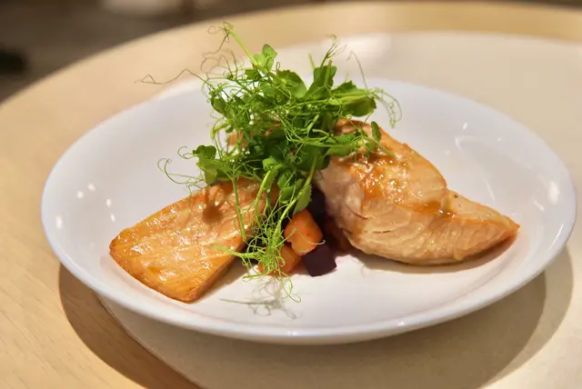 上菜嘅時候已經聞到好香,三文魚烤到啱啱好裏面仲有少少粉紅色,所以啲魚肉仲好滑,配上埋醬油蜜糖唔錯唔錯!